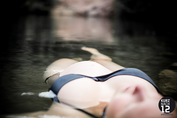 Babybauch im Wasser